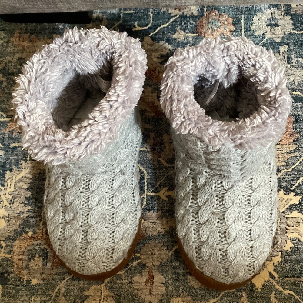 Deluxe by Dearfoams rubber bottom booties
